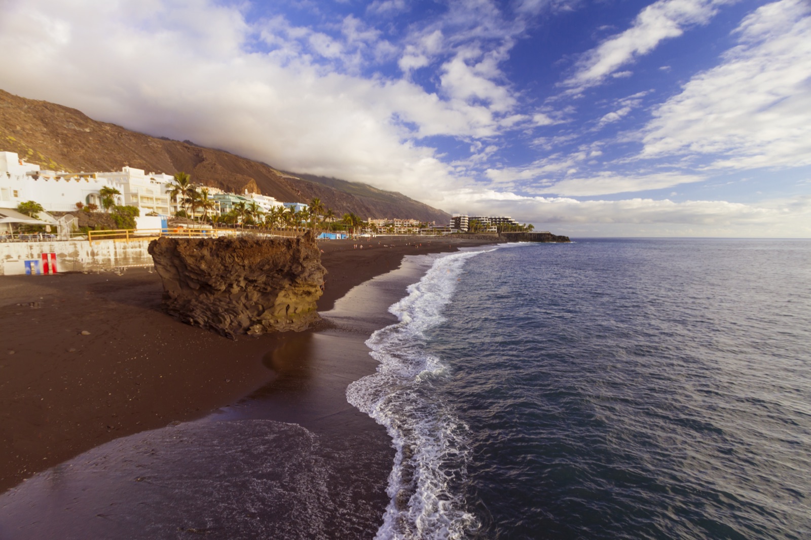Puerto Naos playa arena negra