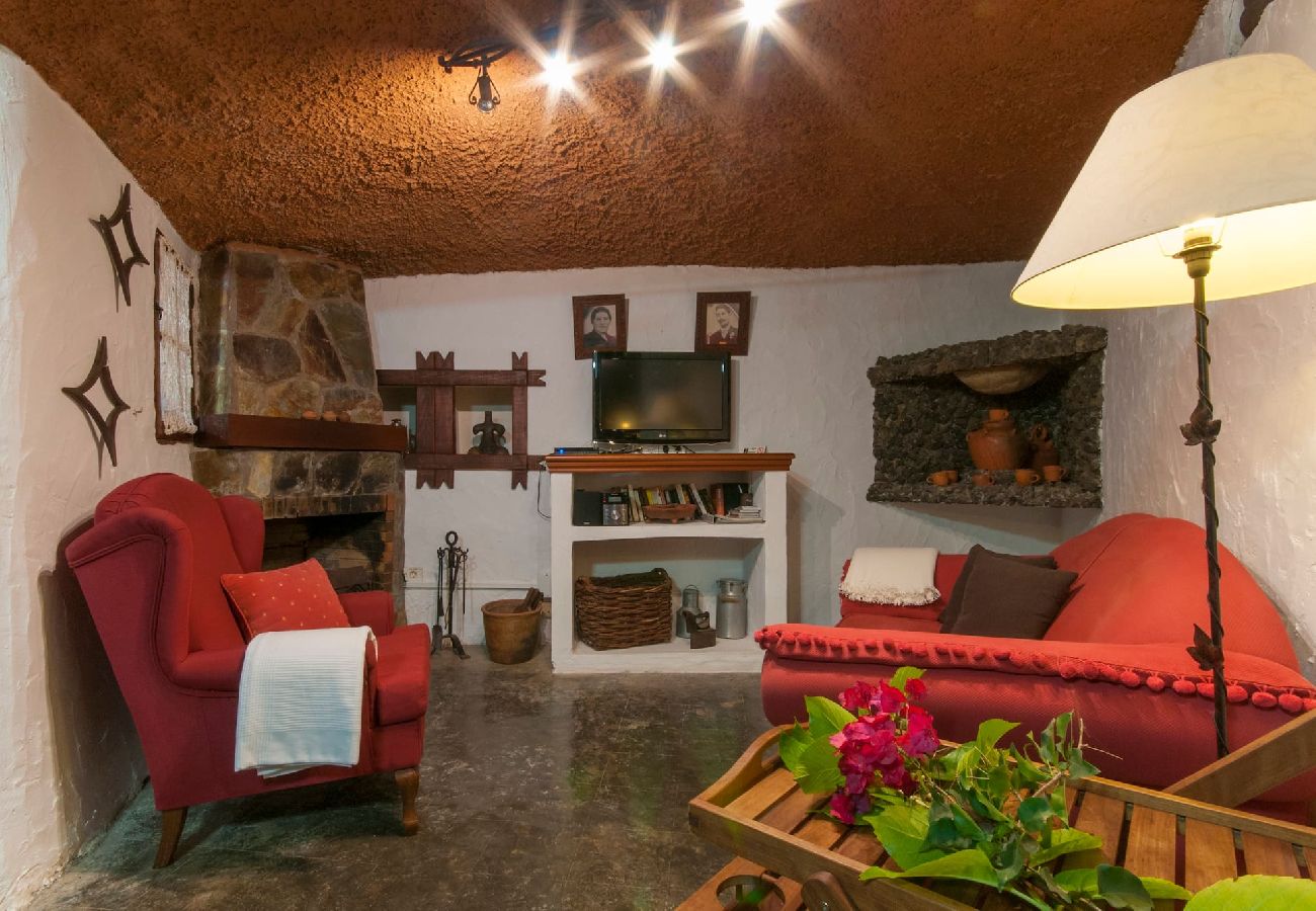 Cottage in Moya - GC0004 Cozy cave cottage & private jacuzzi in Fontanales