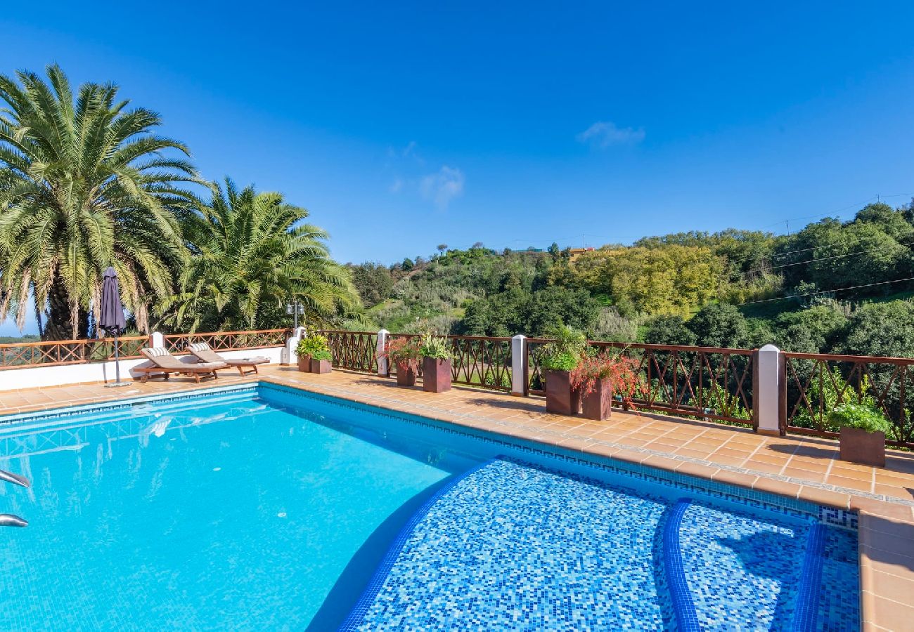 Cottage in Moya - GC0001 Vakantiehuis met gedeeld zwembad in Fontanales