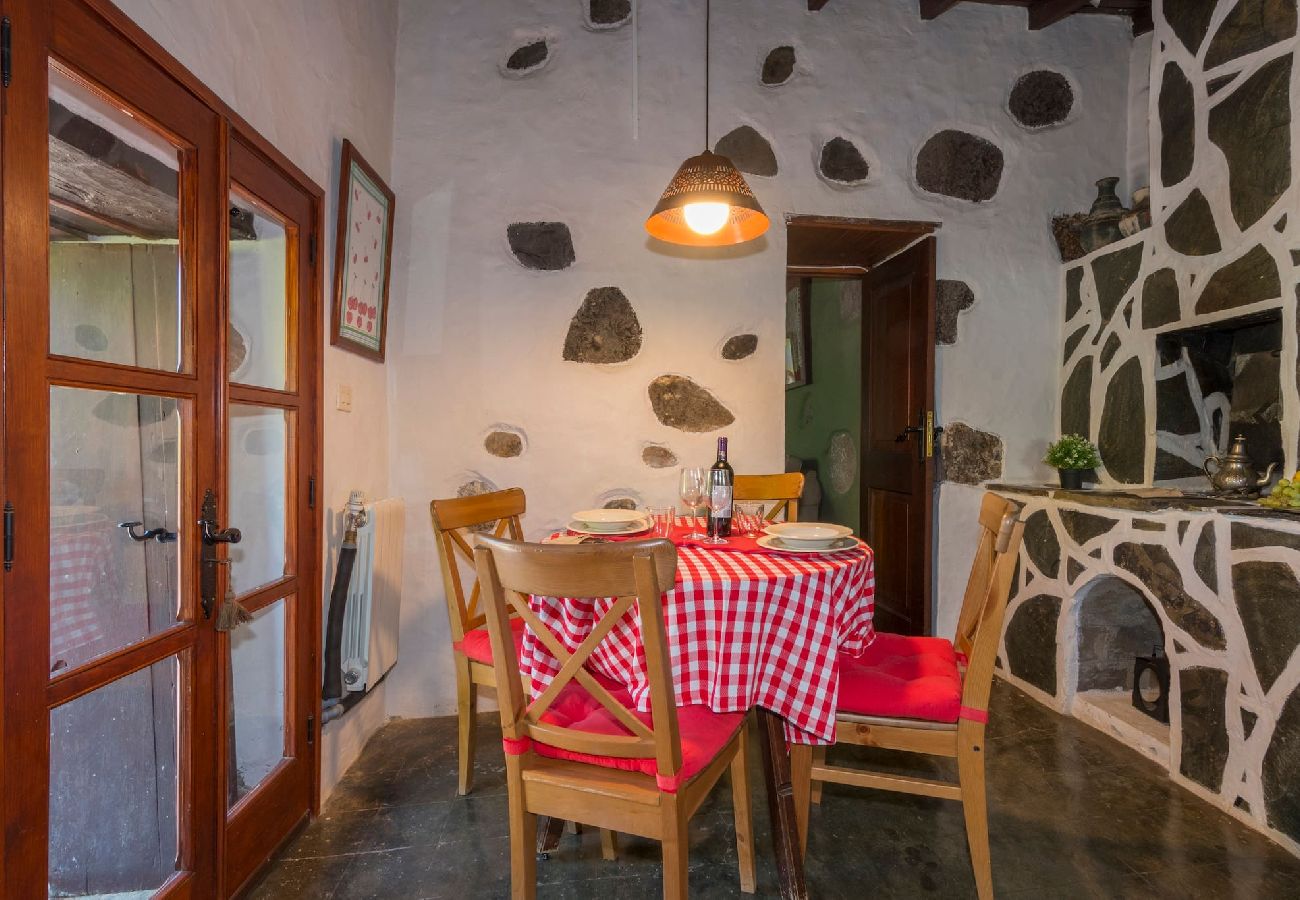 Cottage in Moya - GC0001 Vakantiehuis met gedeeld zwembad in Fontanales