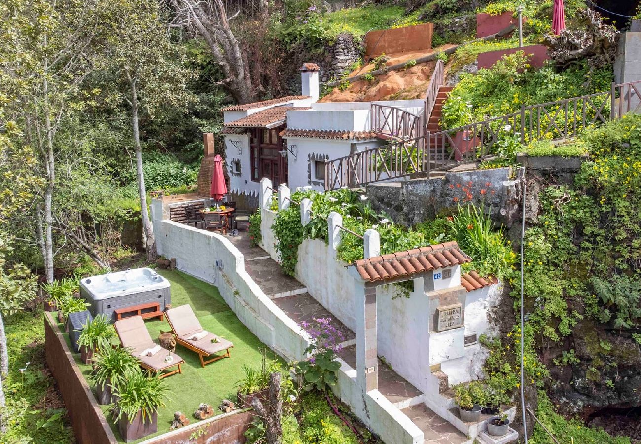 Cottage in Moya - GC0004 Gezellig grothuisje en privéjacuzzi in Fontanales