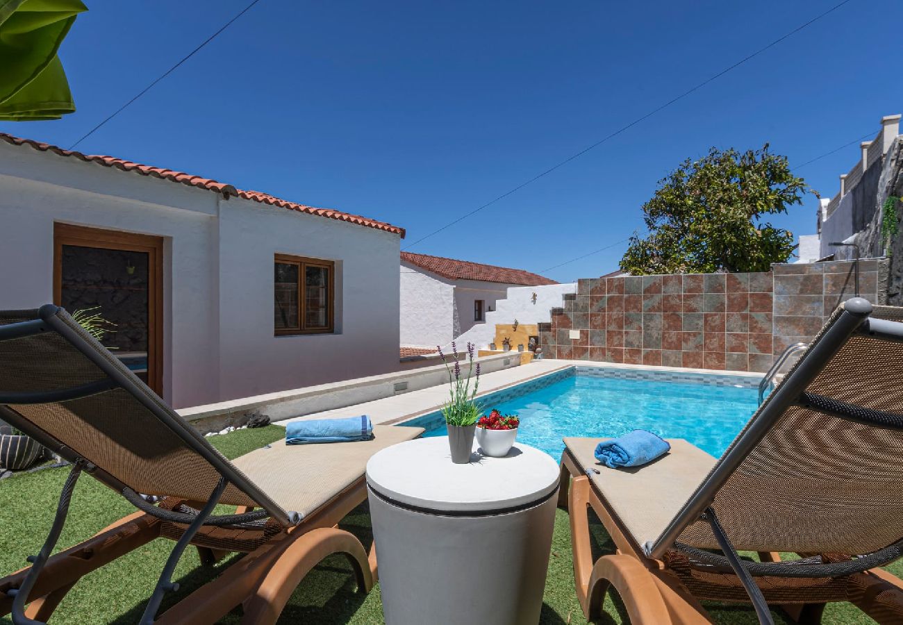 Huis in Agaete - GC0366 Vakantiehuis met verwarmd privé zwembad in Agaete 