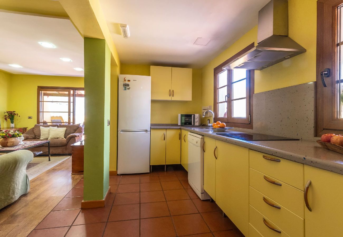 Huis in Agaete - GC0366 Vakantiehuis met verwarmd privé zwembad in Agaete 