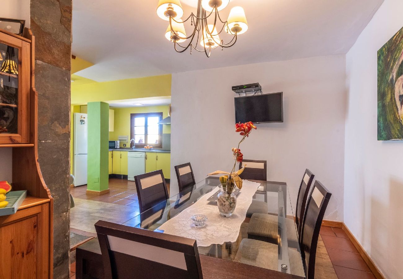 Huis in Agaete - GC0366 Vakantiehuis met verwarmd privé zwembad in Agaete 