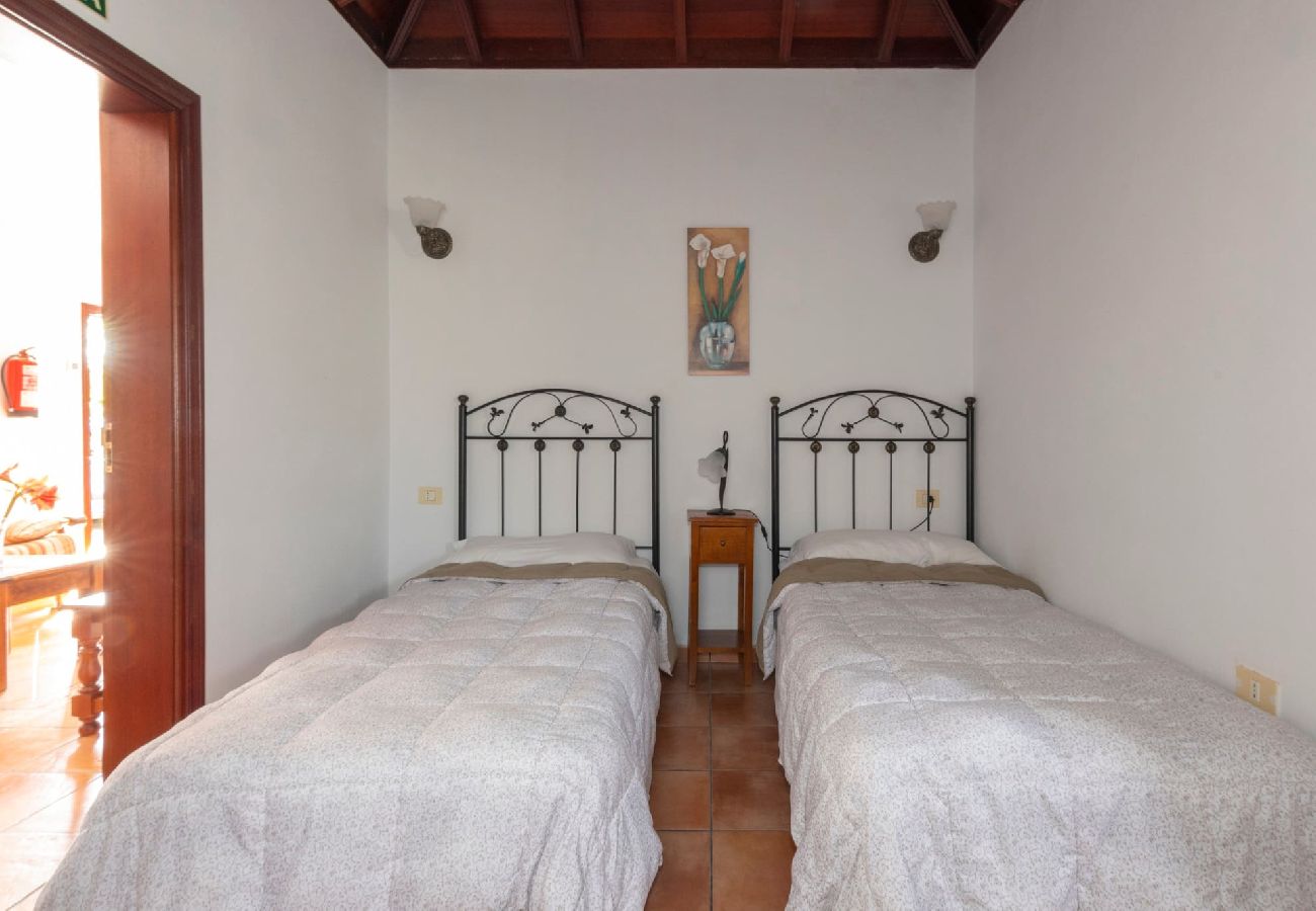 Cottage in Tazacorte - LP1103 Vakantiehuis met privé zwembad in  Tazacorte