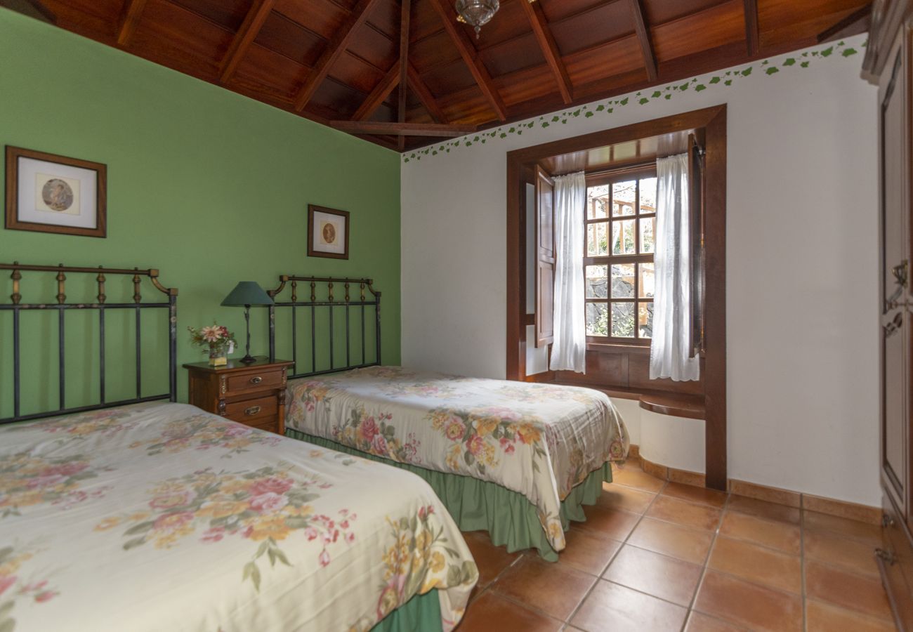 Cottage in Villa de Mazo - LP1063 Vakantiehuis met gedeeld zwembad in Mazo