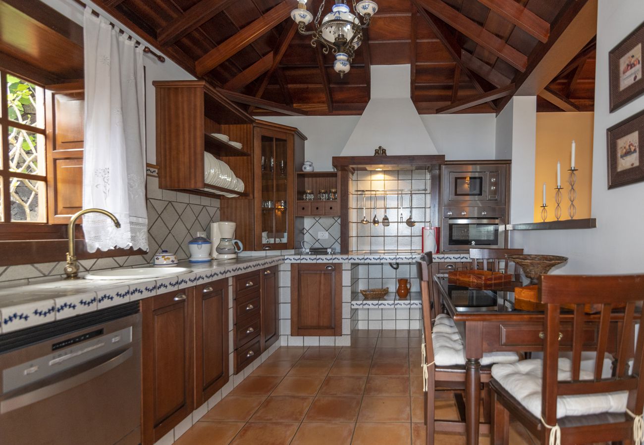 Cottage in Villa de Mazo - LP1063 Vakantiehuis met gedeeld zwembad in Mazo